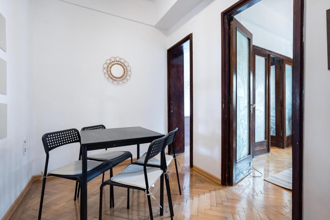 Sleek Comfort - A Blend Of Style And Convenience Бухарест Экстерьер фото