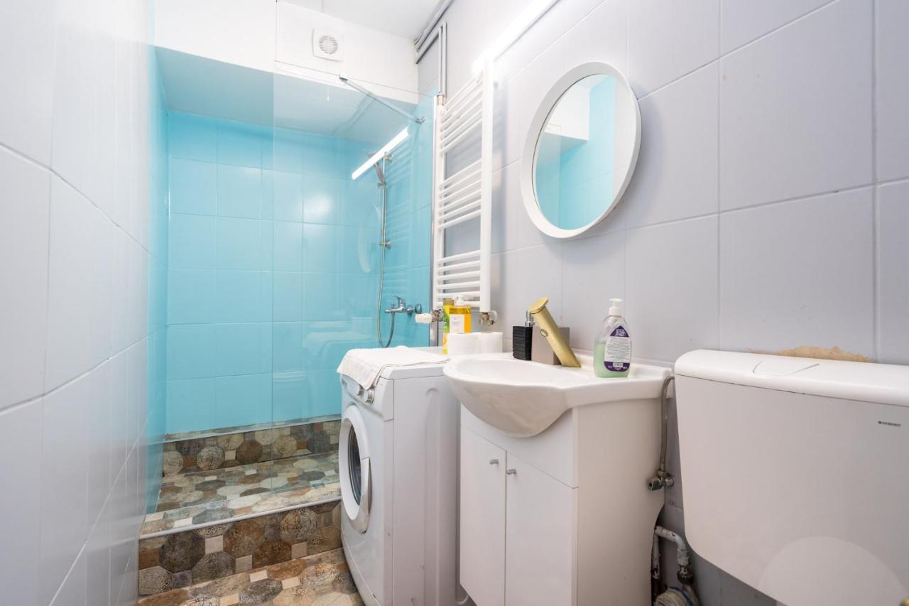 Sleek Comfort - A Blend Of Style And Convenience Бухарест Экстерьер фото